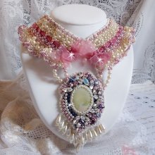 Collier plastron Détente brodé avec des perles nacrées tout en harmonie avec d'autres perles de qualité